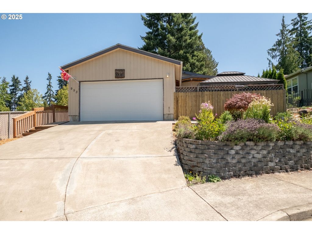 953 N ADAMS St, Lafayette, OR 97127
