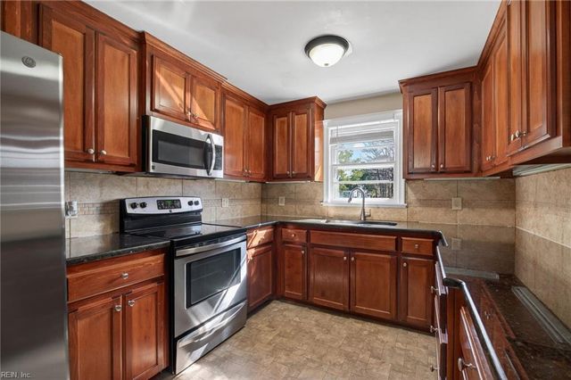 500 Greenway DR, Chesapeake, VA 23322