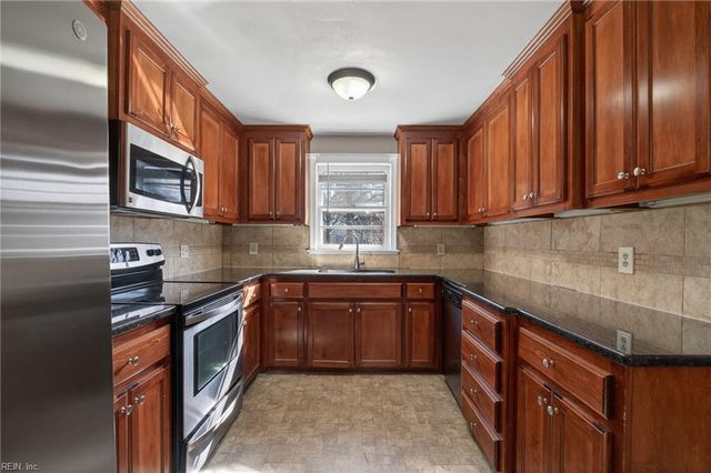 500 Greenway DR, Chesapeake, VA 23322