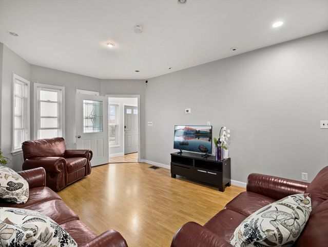 39 Centre St, Lynn, MA 01905