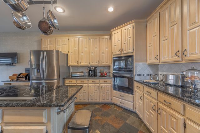 2200 Castle Rock Road, Arlington, TX 76006