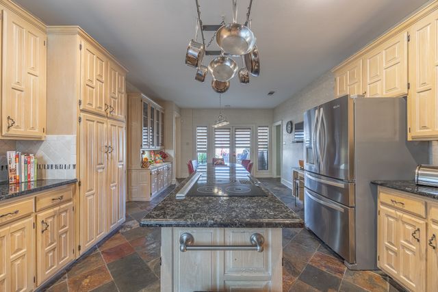 2200 Castle Rock Road, Arlington, TX 76006