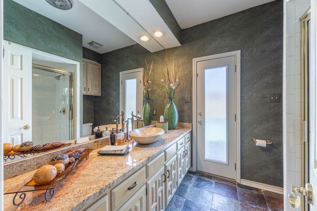 2200 Castle Rock Road, Arlington, TX 76006