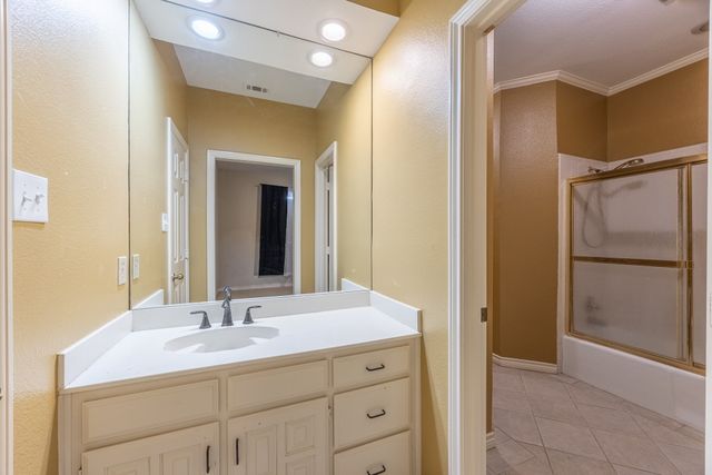 2200 Castle Rock Road, Arlington, TX 76006