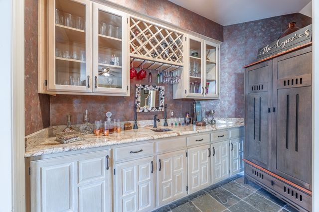 2200 Castle Rock Road, Arlington, TX 76006