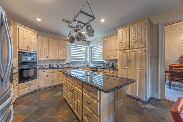 2200 Castle Rock Road, Arlington, TX 76006