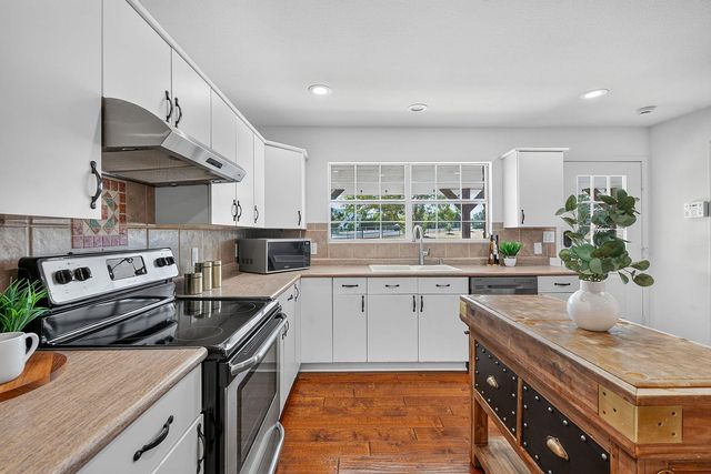 102 Valley View DR E, Leander, TX 78641