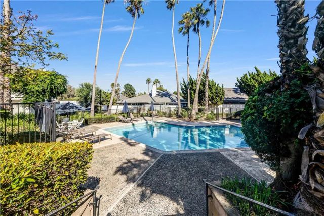 2504 University, Newport Beach, CA 92660