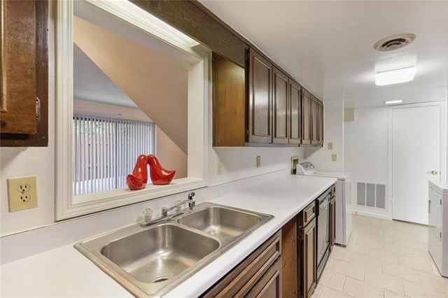 6 NW Fairway Drive NW, Kennesaw, GA 30144
