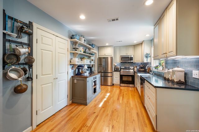 114 Wagon Trail Road, Shavano Park, TX 78231