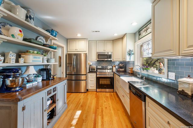 114 Wagon Trail Road, Shavano Park, TX 78231