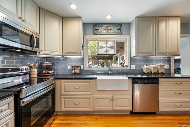 114 Wagon Trail Road, Shavano Park, TX 78231