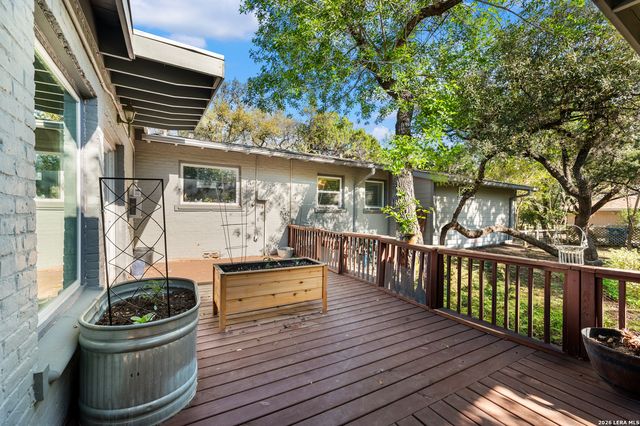 114 Wagon Trail Road, Shavano Park, TX 78231