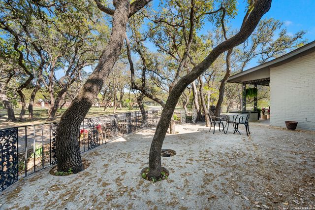 114 Wagon Trail Road, Shavano Park, TX 78231