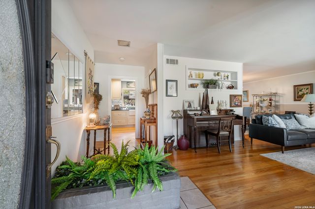 114 Wagon Trail Road, Shavano Park, TX 78231