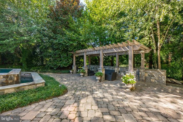 8305 FOX HAVEN DR, Mclean, VA 22102