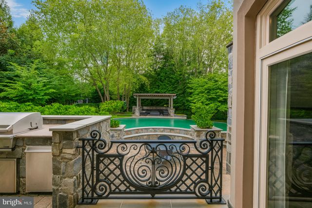 8305 FOX HAVEN DR, Mclean, VA 22102