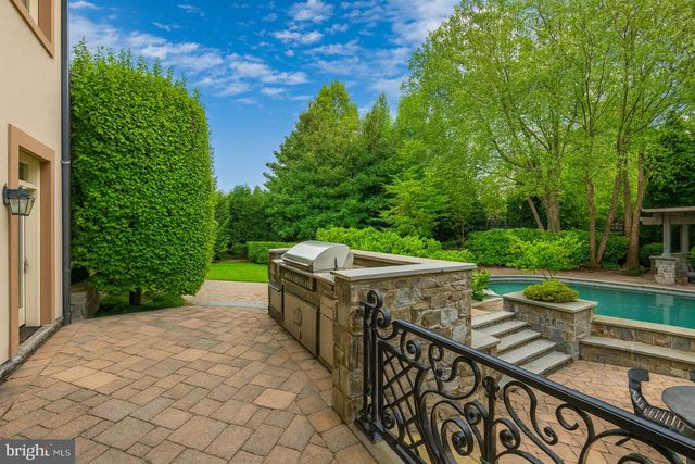 8305 FOX HAVEN DR, Mclean, VA 22102