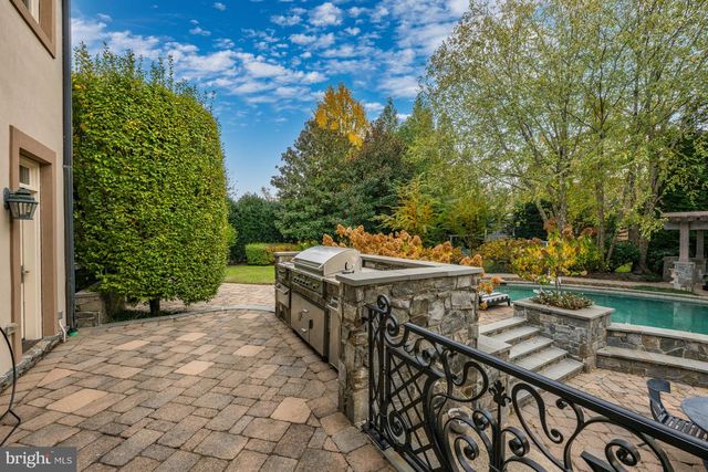 8305 FOX HAVEN DR, Mclean, VA 22102