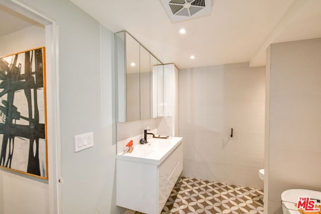 289 S Barrington Avenue A211, Los Angeles, CA 90049