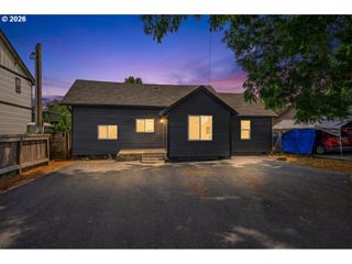 656 HALL St, Woodburn, OR 97071