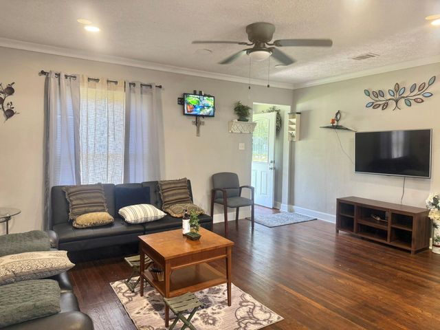 19 4th Avenue N, Texas City, TX 77590