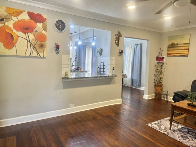 19 4th Avenue N, Texas City, TX 77590