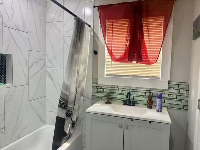 19 4th Avenue N, Texas City, TX 77590