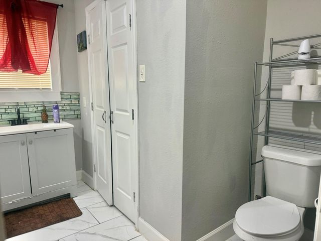 19 4th Avenue N, Texas City, TX 77590