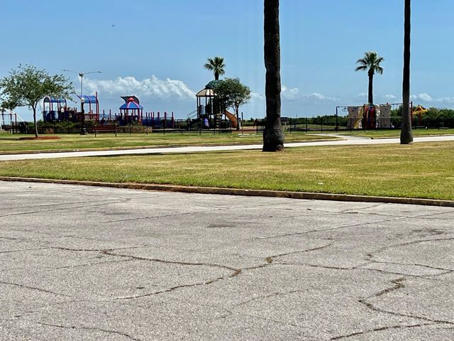 19 4th Avenue N, Texas City, TX 77590