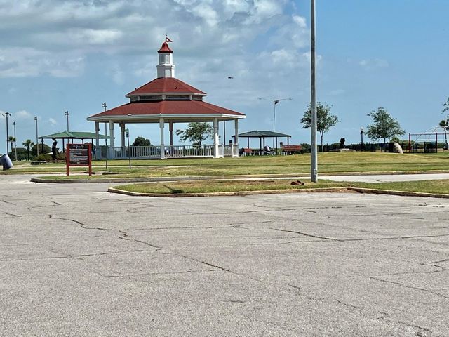 19 4th Avenue N, Texas City, TX 77590