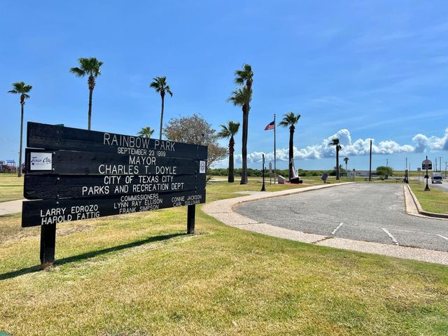 19 4th Avenue N, Texas City, TX 77590