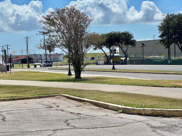 19 4th Avenue N, Texas City, TX 77590