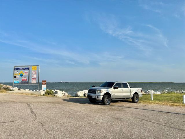 19 4th Avenue N, Texas City, TX 77590