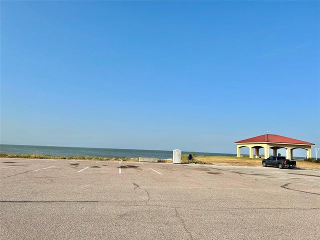 19 4th Avenue N, Texas City, TX 77590