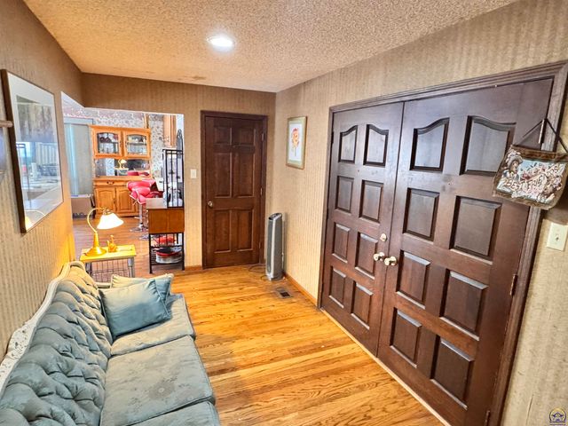 1918 SW Sieben CT, Topeka, KS 66611