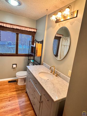 1918 SW Sieben CT, Topeka, KS 66611