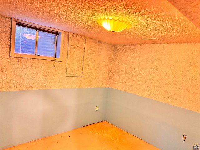 1918 SW Sieben CT, Topeka, KS 66611