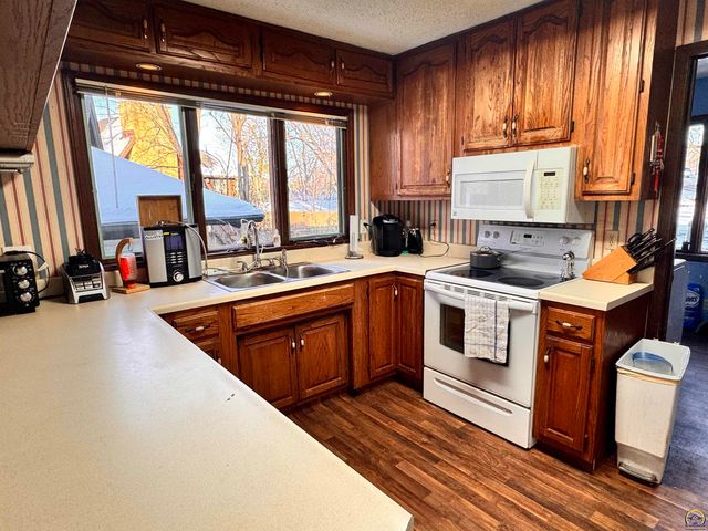 1918 SW Sieben CT, Topeka, KS 66611