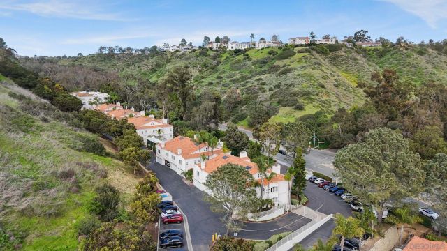 2842 Torrey Pines Rd, La Jolla, CA 92037