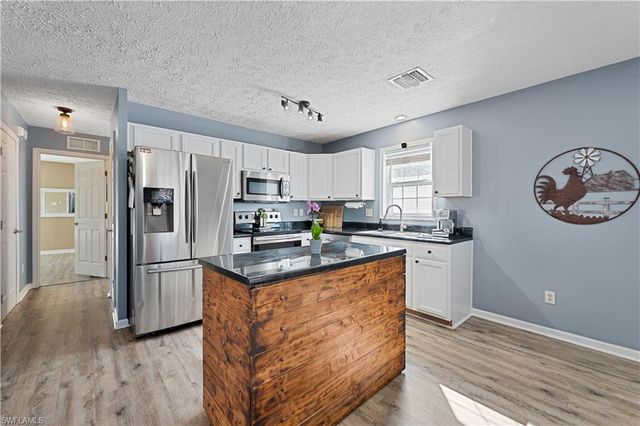 150 Leawood CIR, Naples, FL 34104