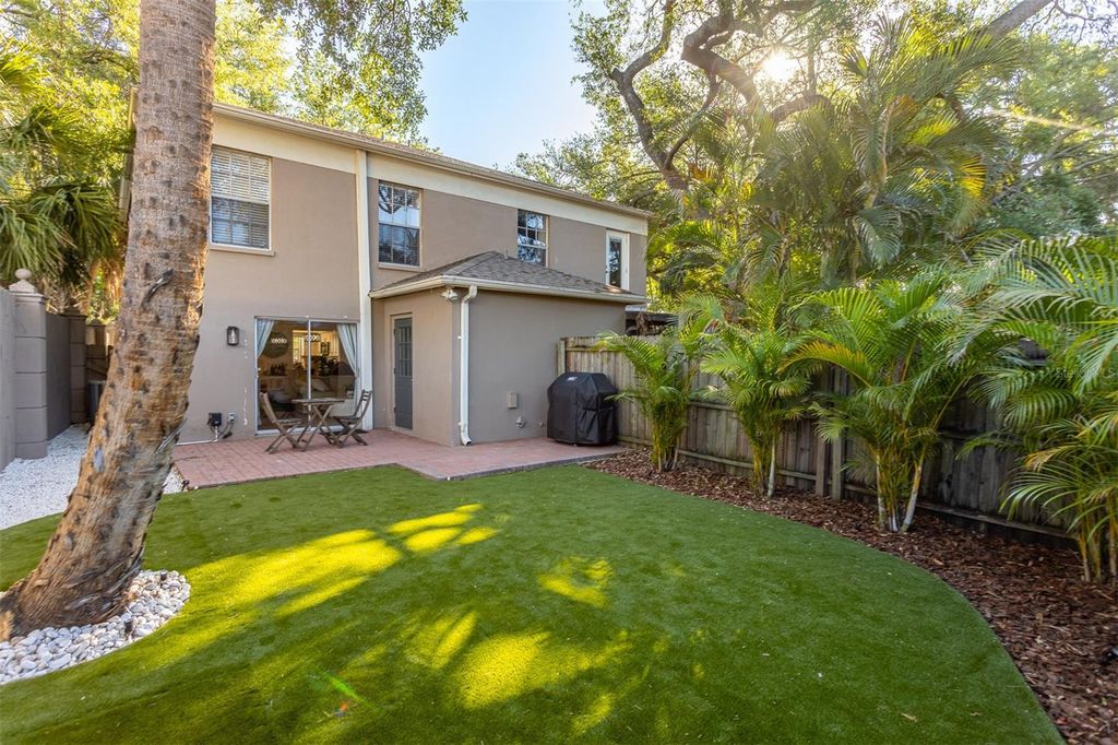 Image 2 of property listing at 2526 W KANSAS AVENUE B, Tampa, FL 33629