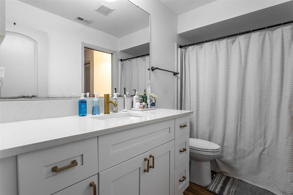 Image 13 of property listing at 2526 W KANSAS AVENUE B, Tampa, FL 33629