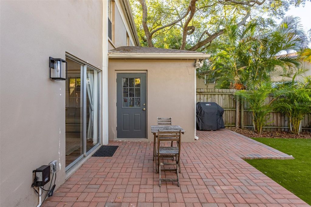 Image 18 of property listing at 2526 W KANSAS AVENUE B, Tampa, FL 33629