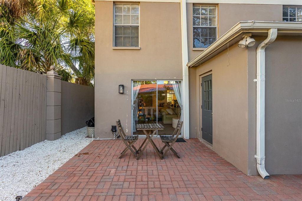 Image 20 of property listing at 2526 W KANSAS AVENUE B, Tampa, FL 33629