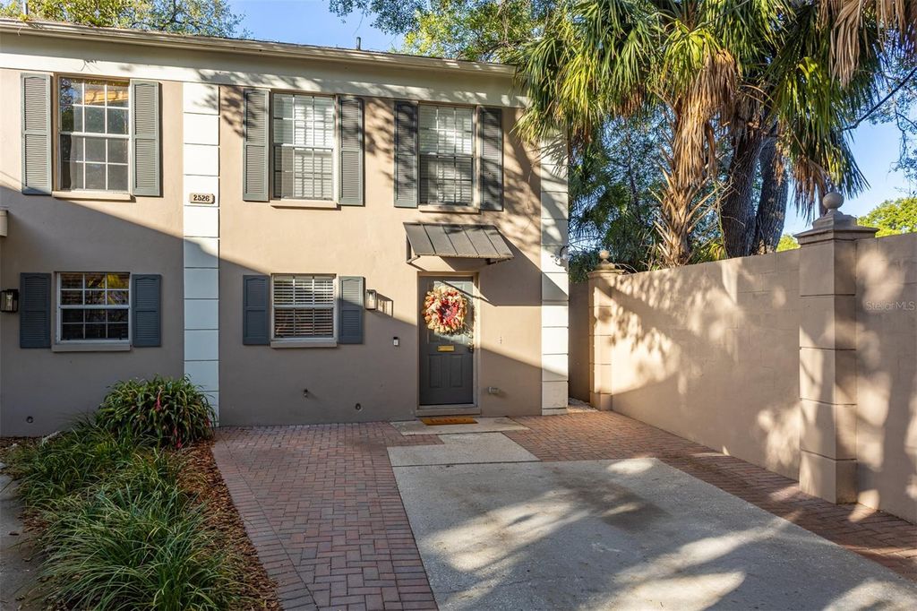 Image 4 of property listing at 2526 W KANSAS AVENUE B, Tampa, FL 33629