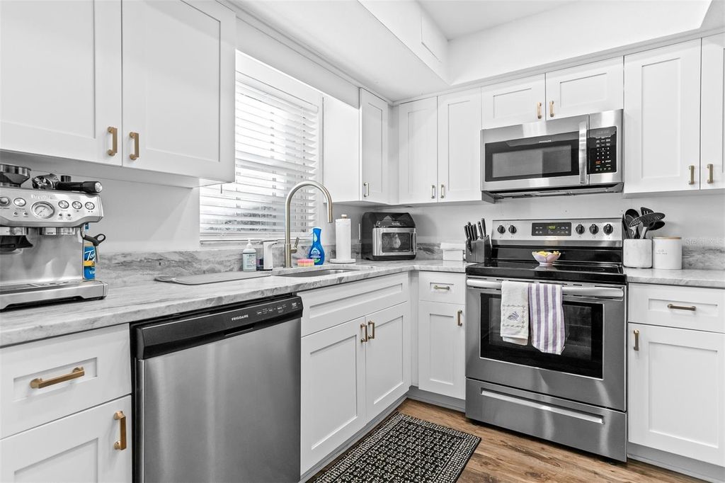 Image 8 of property listing at 2526 W KANSAS AVENUE B, Tampa, FL 33629