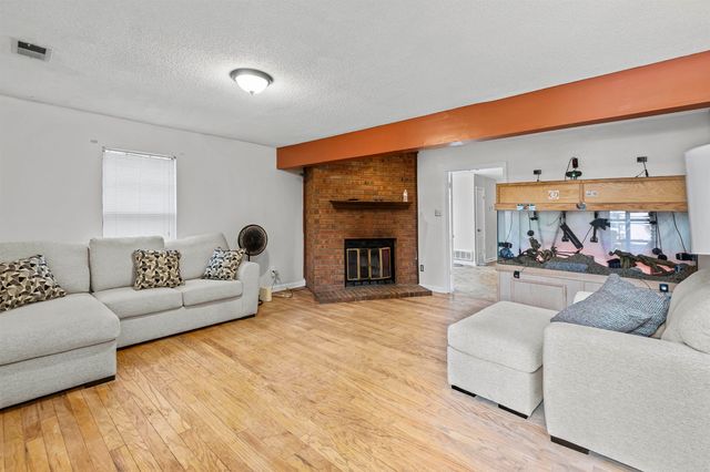 1642 RED BARN DR, Cordova, TN 38016