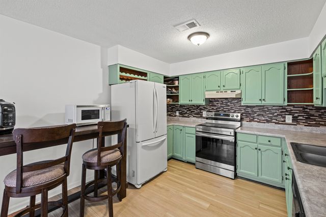 1642 RED BARN DR, Cordova, TN 38016