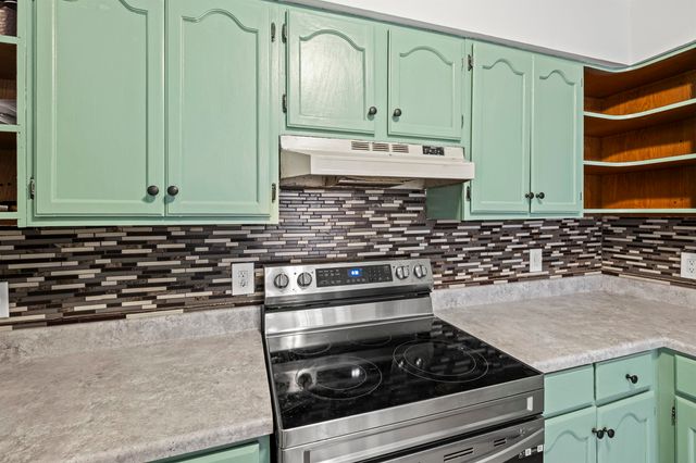 1642 RED BARN DR, Cordova, TN 38016